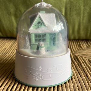 Hallmark Keepsake Ornament, Snowglobe w/ Motion, Light, Sound .  Used *no box*